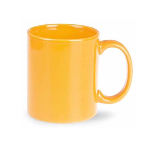 Vooraanzicht van de Tomek mok 30 cl. in geel porselein met rechte wanden, klassiek oor en glad oppervlak.