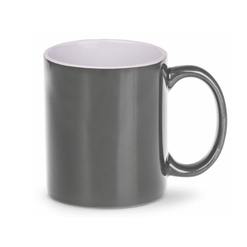 Vooraanzicht van de Tomek mok 30 cl. in grijs-wit porselein met rechte wanden, klassiek oor en glad oppervlak.