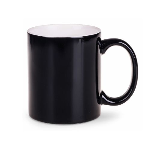 Vooraanzicht van de Tomek mok 30 cl. in zwart-wit porselein met rechte wanden, klassiek oor en glad oppervlak.