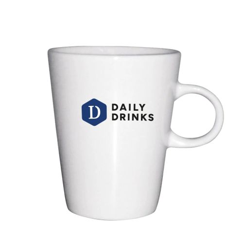 Voorvlak van de porseleinen Trapo mok 25 cl. bedrukt met meerkleurig DailyDrinks-logo.