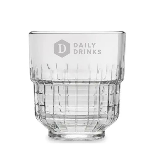 Voorzijde van het Onis glas 35 cl. met gegraveerd DailyDrinks-logo subtiel verwerkt in het glas.