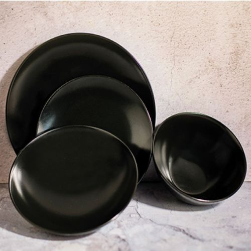 Verschillende Venus borden met zichtbaar logo in sfeervolle setting op een houten tafel.