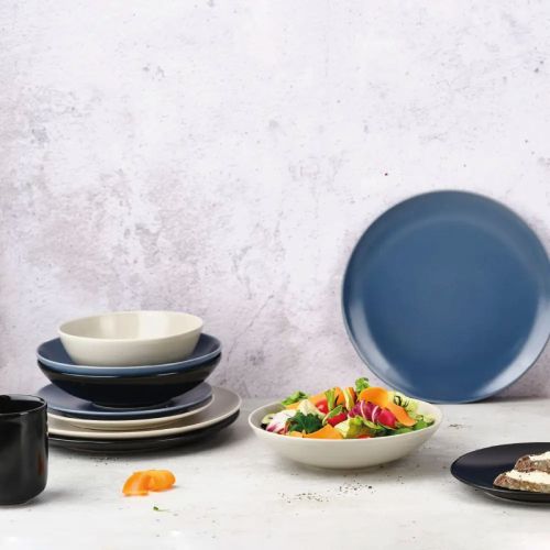 Gevulde Venus kom met zichtbaar logo geplaatst in een sfeervolle setting op effen ondergrond.