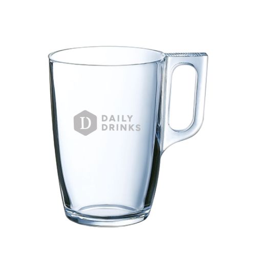 Gravure van DailyDrinks-logo subtiel aangebracht op de voorzijde van glas 32 cl.