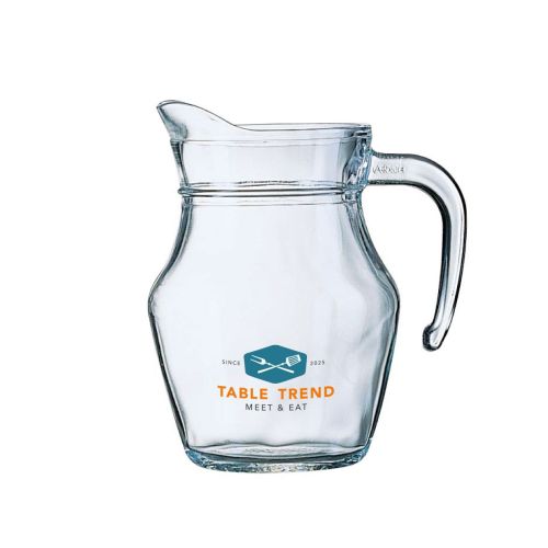 Broc Arc waterkan van 0,5 liter met meerkleurig TableTrend-logo op glas voorzijde.