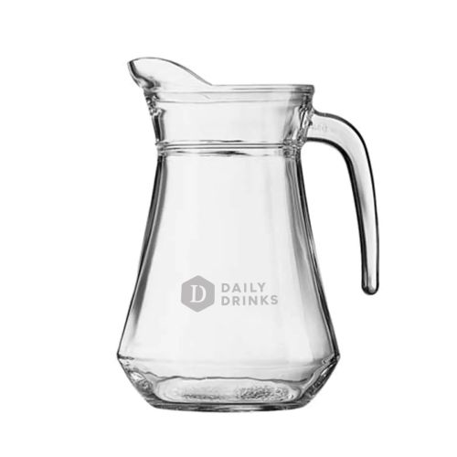 Gravure van DailyDrinks-logo op voorzijde van transparante Broc Arc glazen waterkan 1,0 liter.