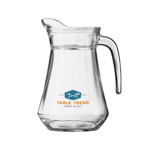 Meerkleurig TableTrend-logo op voorzijde van Broc Arc 1,0 liter glazen waterkan gedrukt.