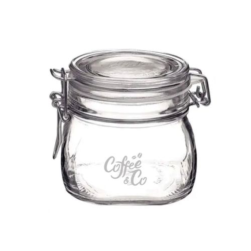 Gravure van CoffeeCo-logo duidelijk zichtbaar op glazen weckpot Fido 0,5 liter met vierkante basis.