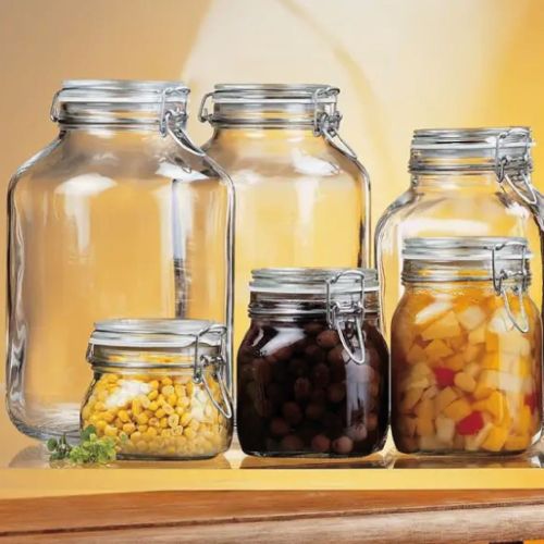 Sfeerbeeld van gevulde vierkante glazen Fido weckpot 0,5 liter in interieur.