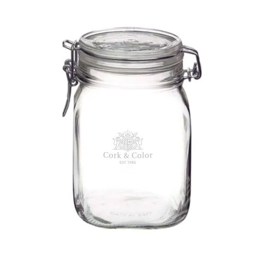Gravure van CorkColor-logo zichtbaar op voorzijde van vierkante glazen Fido weckpot 1 liter.