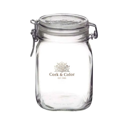 Full-colour CorkColor-logo gecentreerd op glazen Fido weckpot 1 liter in vierkante uitvoering.