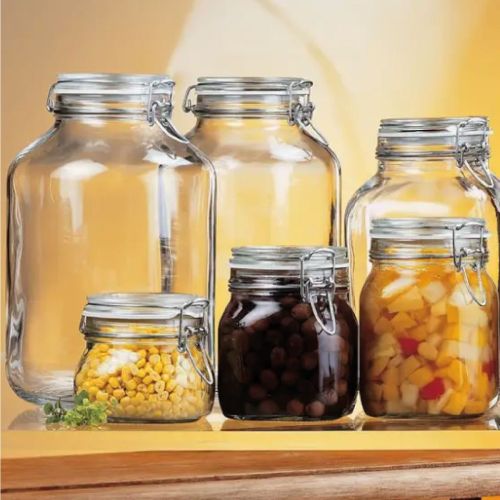 Sfeervolle setting met gevulde glazen Fido weckpot 1,5 liter in keukenruimte.