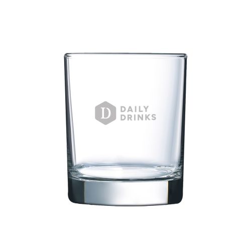 Voorzijde van het whiskyglas met gegraveerd DailyDrinks-logo zichtbaar.