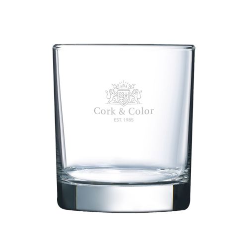 Gegraveerd CorkColor-logo op de voorzijde van 30 cl whiskyglas, subtiel zichtbaar in het glas.