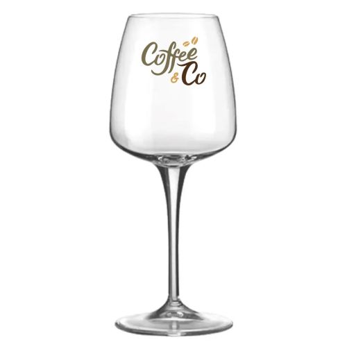 Voorzijde van het Aurum wijnglas met meerkleurig CoffeeCo-logo bedrukt op het 52 cl. glasoppervlak.